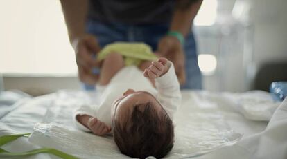 Un padre, con su hija recién nacida en el hospital Sant Pau de Barcelona