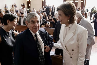 Cristiana Chamorro y el expresidente Oscar Arias, en la misa de este lunes.