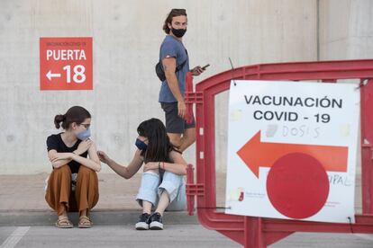 Dos estudiantes de Erasmus este martes tras vacunarse contra la covid-19 en el Estadio Nueva Condomina de Murcia.