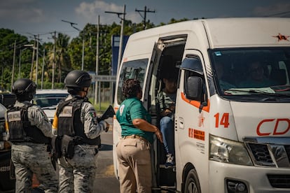 Elementos de la Guardia Nacional realizan un operativo en compañía con el Instituto Nacional de Migración en búsqueda de migrantes en Chiapas.