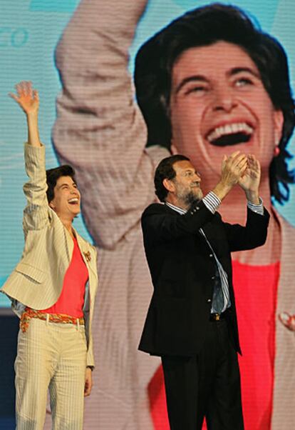 María San Gil y Mariano Rajoy, en el mitin de Bilbao.