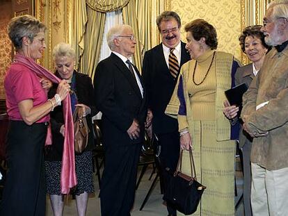 Concha Ruiz Funes, Elena Aub, Carlos Vélez, Fernando Serrano, Carmen Tagüeña, Flora Morata y Tomás Segovia (de izquierda a derecha), ayer en la Casa de América.