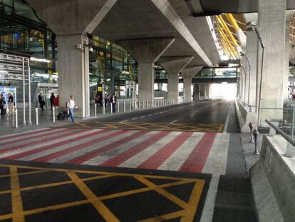 Aspecto de la parada de taxi en el aeropuerto de Barajas.