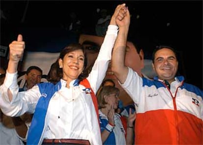 Antonio Saca González, junto a su compañera de partido Vilma de Escobar, en la celebración del triunfo.