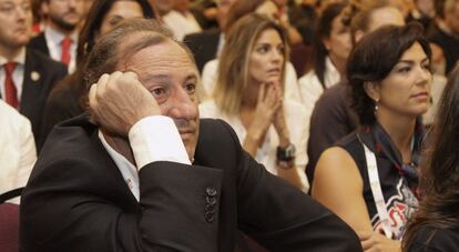 Fermín Cacho junto con otros integrantes de la delegación española conocen la desición del COI.