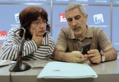 El diputado de IU Gaspar Llamazares y la secretaria de Política Institucional, Montserrat Muñoz. EFE/Archivo