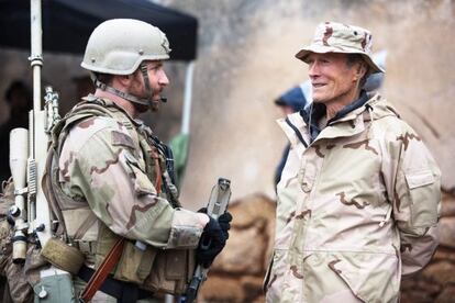 Bradley Cooper y el director Clint Eastwood, durante el rodaje de 'El Francotirador'.