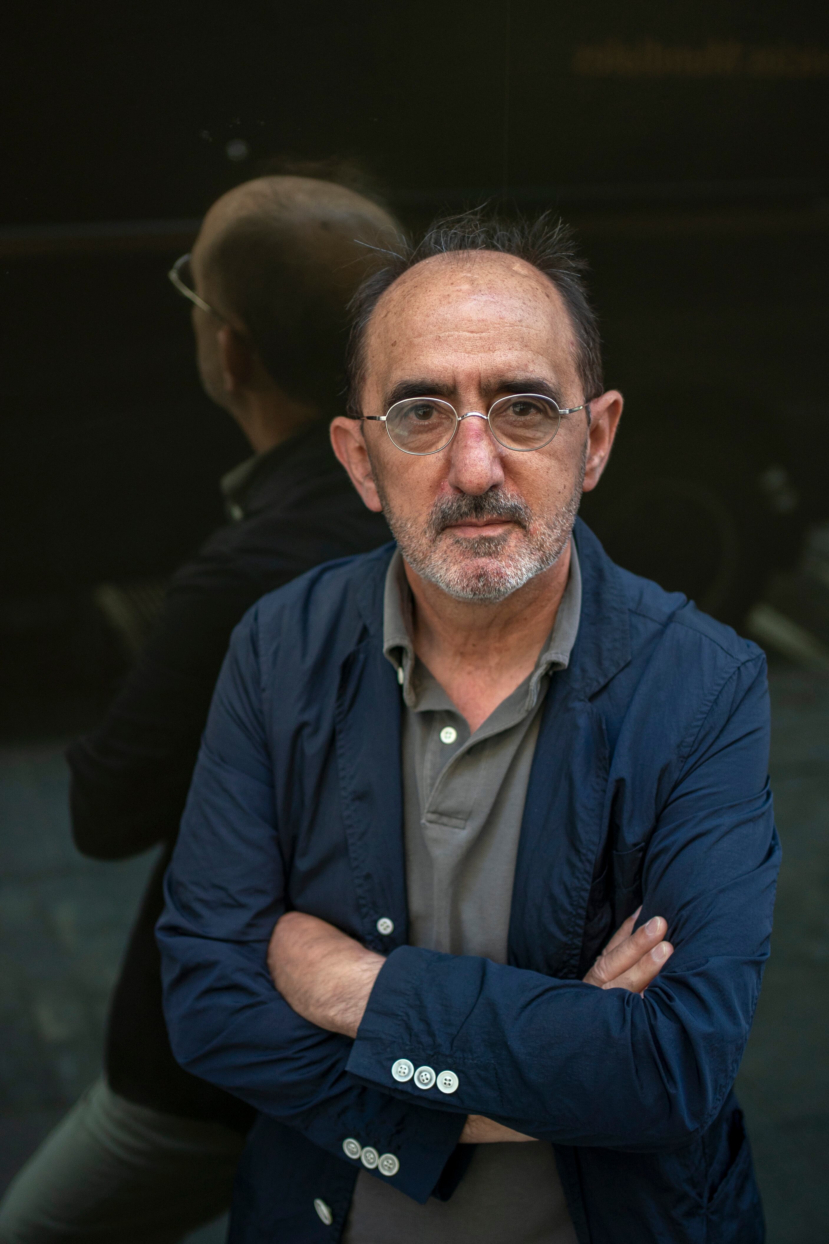 El filósofo Daniel Innerarity posa junto al Congreso de los Diputados en Madrid.