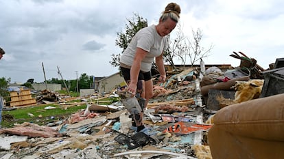 Una mujer inspecciona los restos de su casa en London, Kentucky el 19 de mayo 2025.