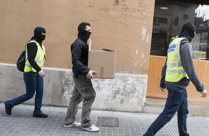 Agentes de los Mossos tras el registro de uno de los domicilios de los Black Panthers.