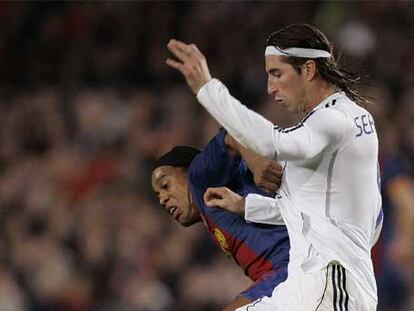 Ronaldinho forcejea con Sergio Ramos en el partido del sábado en el Camp Nou.