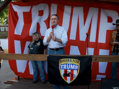 El candidato republicano a las primarias para gobernador David Perdue, en un acto de campaña de la semana pasada, interviene delante de un cartel que dice "Trump won!" (¡Trump ganó!), en Plainville (Georgia).