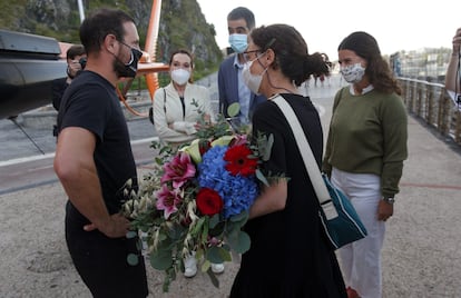 Familiares del piloto fallecido Haritz Galarraga reciben un homenaje en presencia de la artista Cristina Iglesias y el alcalde donostiarra, Eneko Goia.