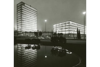 <b>César Ortiz-Echagüe y Rafael Echaide Itarte.</b> Zona Franca de Barcelona. El conjunto de edificios que César Ortiz-Echagüe y Rafael Echaide Itarte llevaron a cabo para la empresa automovilística SEAT supuso un punto de inflexión en el contexto de aislamiento que vivía el país. Destacan los comedores para los empleados, el primer edificio realizado en aluminio en España, que recibió el Premio Reynolds de arquitectura en 1957, con Mies Van der Rohe presidiendo el jurado.