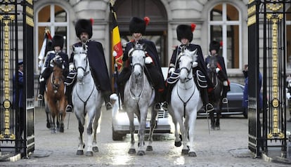 El coche fúnebre que traslada el ataúd de la reina Fabiola de Bélgica es escoltado por la Guardia Real montada a su salida del Palacio Real de Bruselas. (