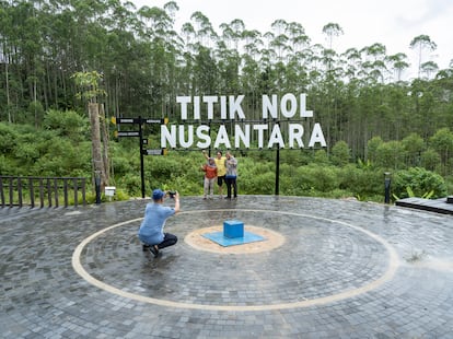 Una columna azul en Titik Nol marca el centro geográfico de Nusantara. Isla de Borneo (Indonesia).