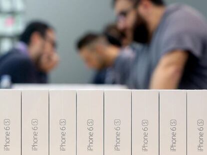 Varias cajas del nuevo iPhone 6S son expuestas en una tienda Apple de Italia antes del lanzamiento de hoy.