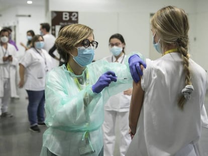 Vacunació del personal sanitari de l'Hospital Sant Pau.