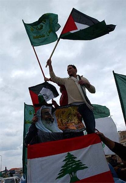 Seguidores de Hamás celebran el triunfo electoral, ayer en Sidón (Líbano).