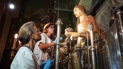 Dos restauradoras realizan los primeros trabajos de intervención en la talla de la Virgen de la Mercè.