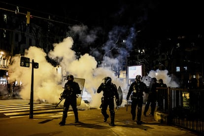 Agentes antidisturbios forma un cordón cerca de una nube de gases lacrimógenos en Lyon, el lunes.