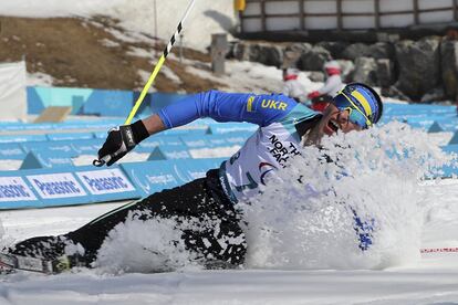 El ucraniano Ihor Reptyukh cae tras cruzar la línea de meta tras el biathlón en PyeongChang (Corea del Sur), el 13 de marzo. 