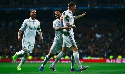 Kroos celebra con Marcelo y Ramos.