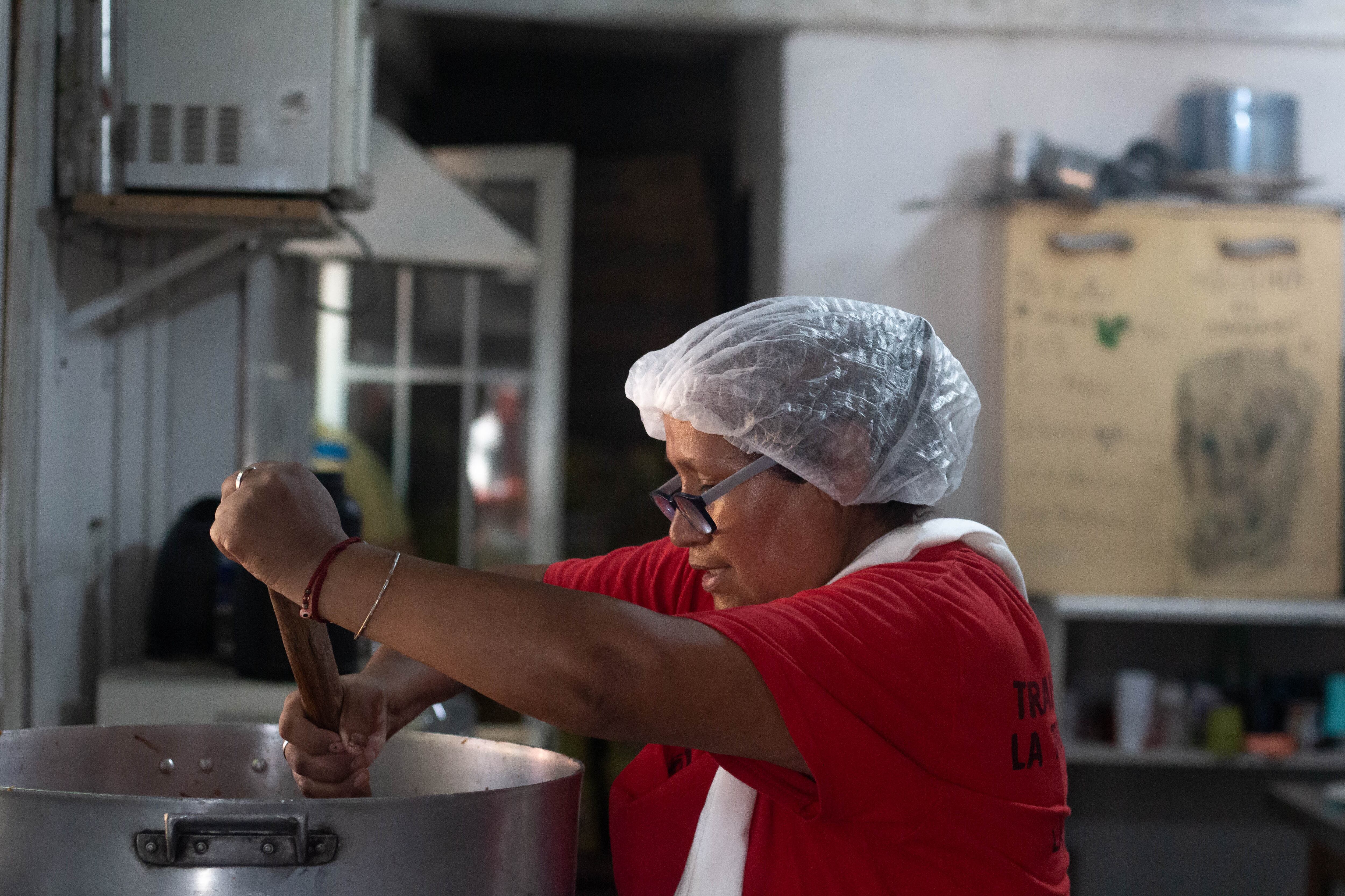 Una cocinera prepara la comida en el barrio Fátima.