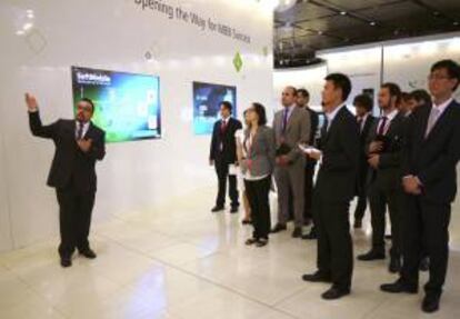 Fotografía facilitada por Huawei de una decena de estudiantes españoles que finalizaron hoy su programa de formación en la multinacional china.