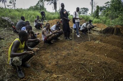 En el bosque, a unos pocos metros del centro de aislamiento de MSF, un equipo de la Organización Mundial de la Salud entierra a los pacientes que no superaron el virus del Ébola. Allí rezan juntos musulmanes y cristianos.