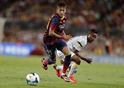 Neymar se marcha de Cicinho.