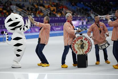 La banda Kleintje Pils de los Países Bajos acompañada de Soohorang, la mascota de los Juegos Olímpicos de Invierno, entretiene a los fans durante una de las pruebas de patinaje de velocidad, el 11 de febrero de 2018.