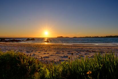 Atardecer en la playa de Rambergstranda, en las islas Lofoten (Noruega). 