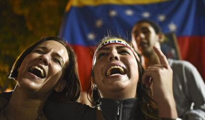 Opositores venezolanos celebran el resultado de las elecciones, el lunes en Caracas.