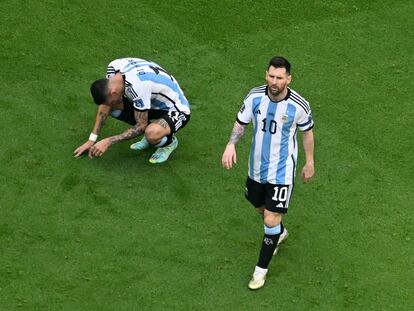 Los argentinos Ángel Di María y Lionel Messi, tras el partido entre Arabia Saudí y Argentina, en Doha (Qatar).