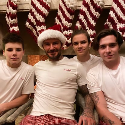 Tanto Victoria como David Beckham han publicado varias imágenes celebrando la Navidad con su familia. Una de las más destacadas es la que ha compartido la diseñadora en la que aparecen todos los hombres de la familia: sus tres hijos Cruz, Romeo y Brooklyn, junto a su marido.