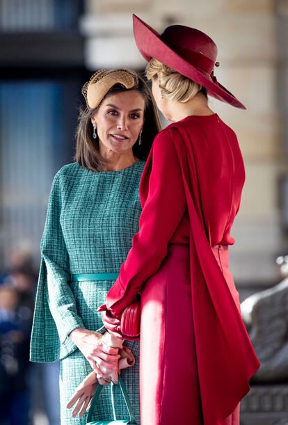 La reina Letizia charla con Máxima de Holanda.