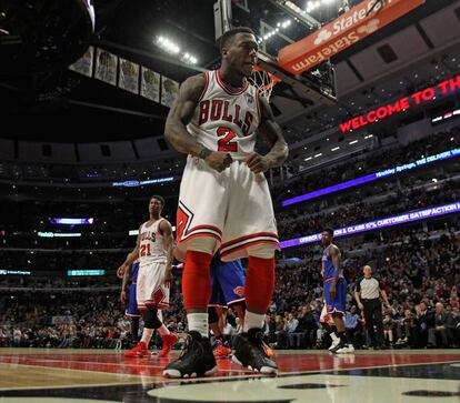 Nate Robinson, de los Bulls, feliz por una canasta ante los Knicks, a los que derrotaron en la prórroga.