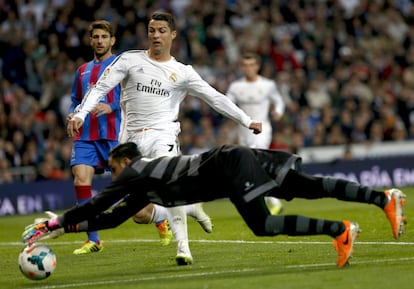 Ronaldo presiona al portero del Levante Keylor Navas
