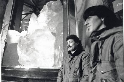 Los chilenos se presentaron en la fiesta de la Expo 92 con 60 toneladas de hielo. Ni los encargados de llevar la ginebra ni los de la tónica estuvieron a la misma altura.