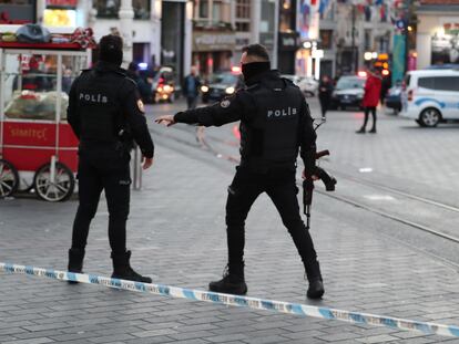 Istanbul (Turkey), 13/11/2022.- Turkish policemen try to secure the area after an explosion at Istiklal Street, in Istanbul, Turkey 13 November 2022. According to governor Ali Yerlikaya, an explosion that occurred at roughly 4.20 p.m. local time has resulted in losses and injuries. Emergency personnel were dispatched to the incident. (Turquía, Estanbul) EFE/EPA/ERDEM SAHIN
