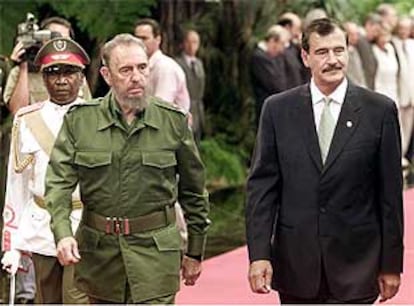Fidel Castro (izquierda) y Vicente Fox, en la ceremonia de bienvenida ayer en La Habana.
