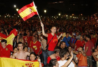 Aficionados celebran en Canaletas la victoria de la selección.