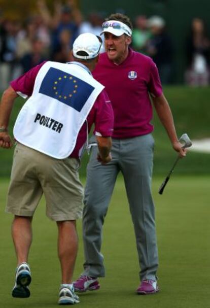 Poulter celebra un birdie con su caddie