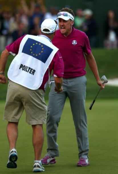 Poulter celebra un birdie con su caddie 