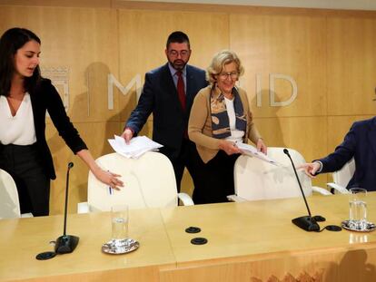 Carmena junto a Rita Maestre, Carlos S&aacute;nchez Mato y Marta Higueras.