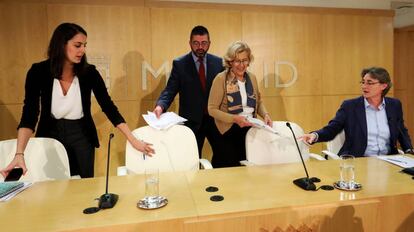 Carmena junto a Rita Maestre, Carlos S&aacute;nchez Mato y Marta Higueras.