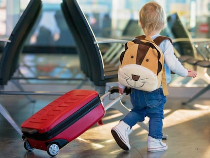 Estas maletas infantiles se manejan fácilmente por los niños, y resultan cómodas y resistentes. GETTY IMAGES.