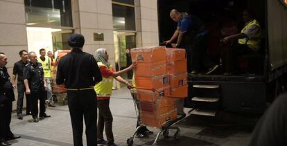 La policía malasia confisca bienes del exprimer ministro malasio durante la redada de uno de sus apartamentos.