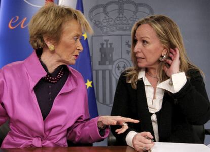 María Teresa Fernández de la Vega y Trinidad Jiménez, durante la rueda de prensa al término de la reunión del Consejo de Ministros.